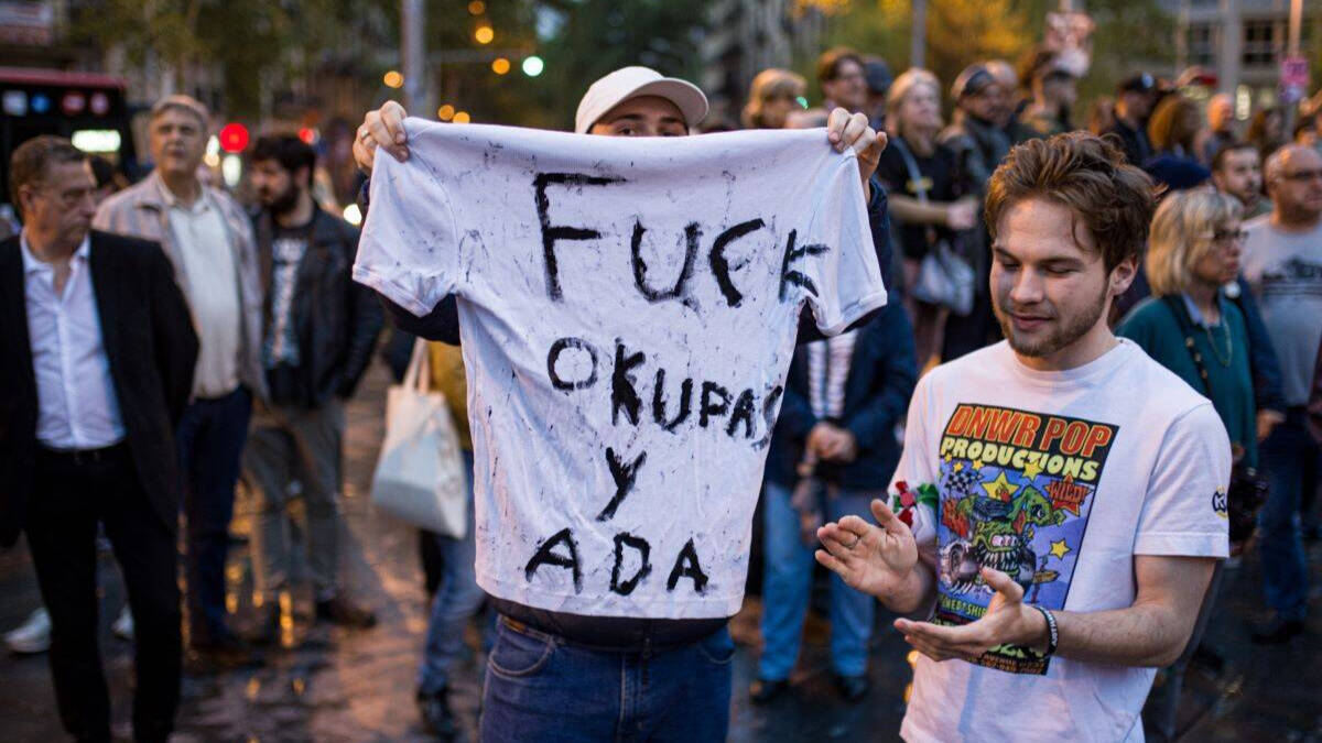 Manifestantes en la Plaza Universidad durante una manifestación antiokupa. Europa Press.