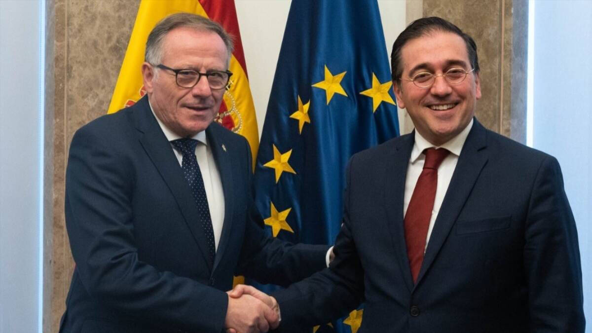 El ministro de Asuntos Exteriores, José Manuel Albares (der.), con el presidente de Melilla, Eduardo de Castro (izq.)

