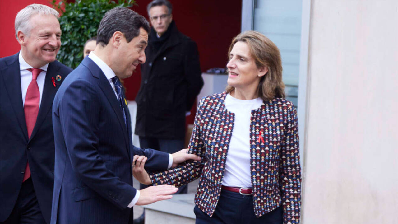El presidente de la Junta de Andalucía, Juanma Moreno,  con la vicepresidenta tercera del gobierno de España, Teresa Ribera.