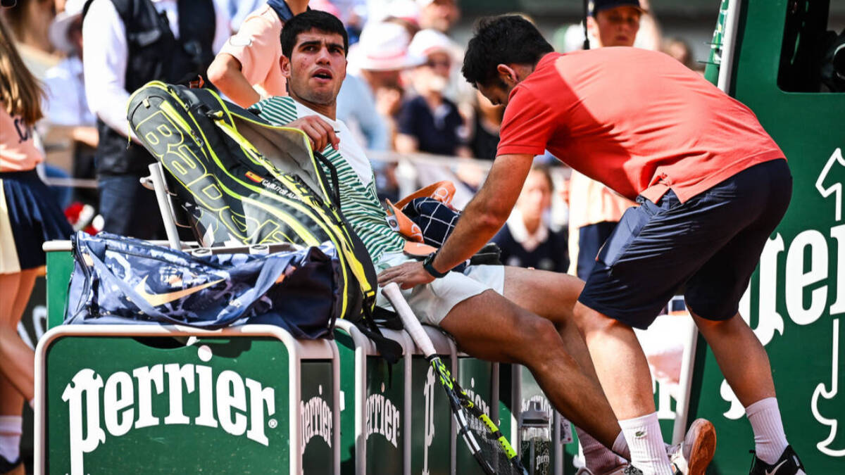 Carlos Alcaraz recibe el masaje del médico en las semifinales de Roland Garros ante Djokovic.