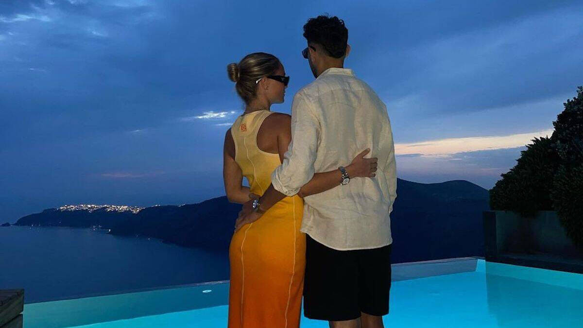 La pareja disfruta de la noche de Santorini. Instagram.