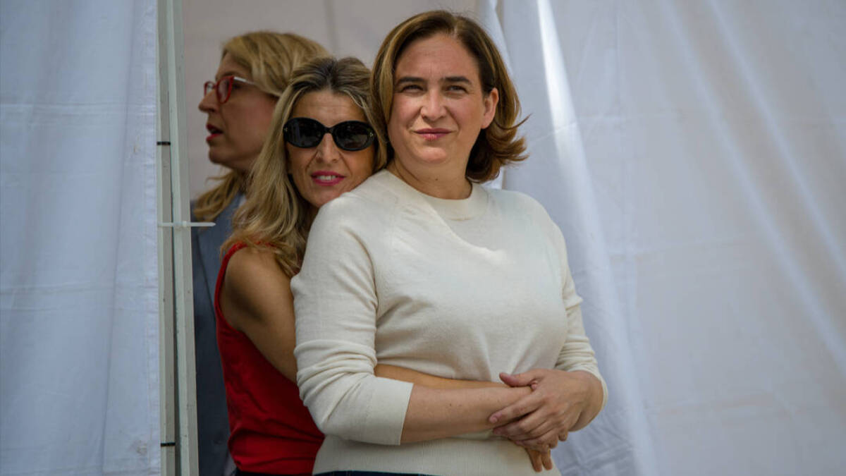La vicepresidenta segunda, ministra de Trabajo y líder de Sumar, Yolanda Díaz, abraza a la alcaldesa de Barcelona, Ada Colau.