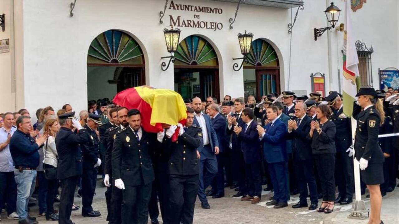 Despedida del agente fallecido en Andújar en su pueblo Marmolejo (Jaén).