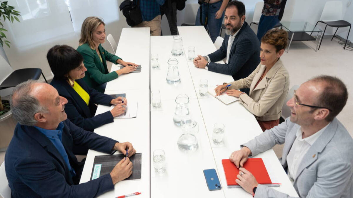 Las delegaciones del PSOE y Bildu, este martes en Pamplona negociando la presidencia de Navarra y el Ayuntamiento de la capital.