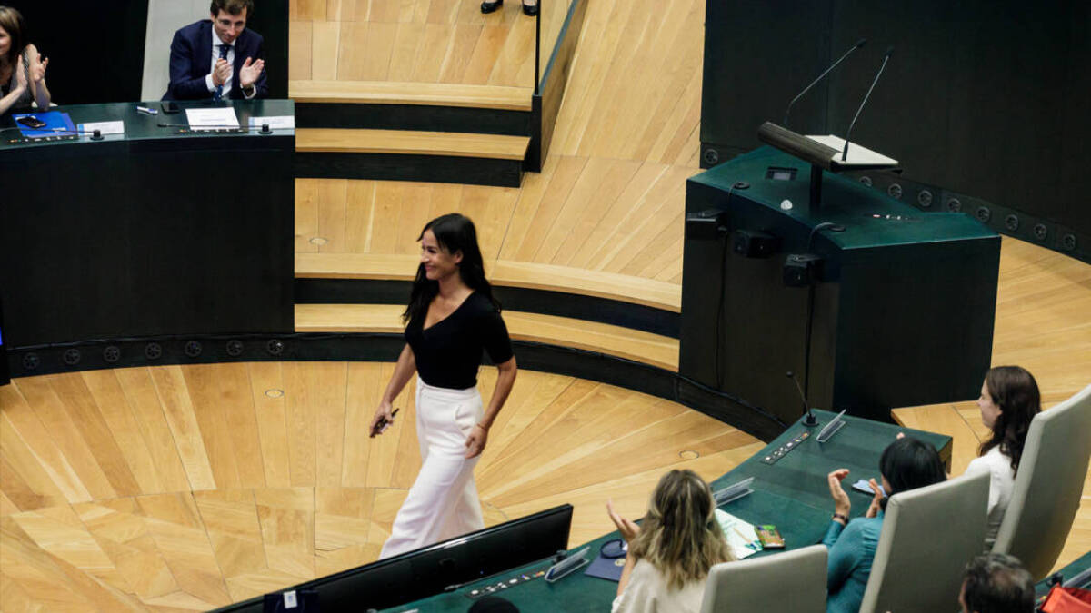 Begoña Villacís es aplaudida por el resto de concejales del Pleno de Madrid tras su discurso de despedida.