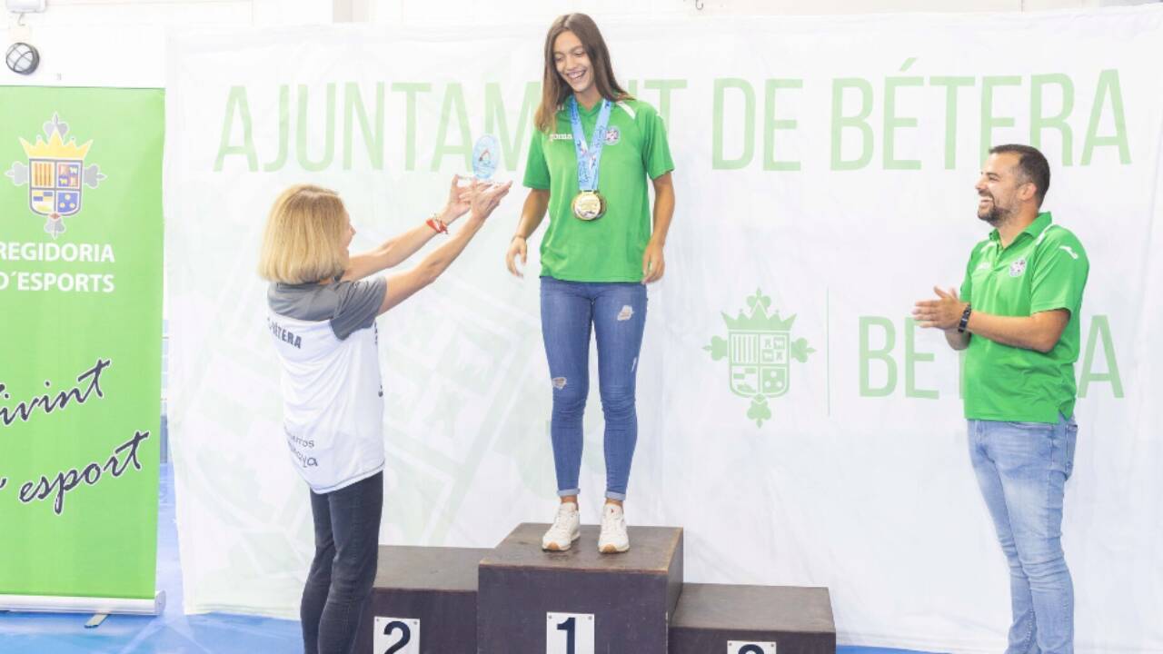 L'Ajuntament de Bétera celebra amb Lola Caballero, nadadora del CN SOS Bétera, la seua medalla d'or en el Campionat del Món - AJUNTAMENT DE BÉTERA