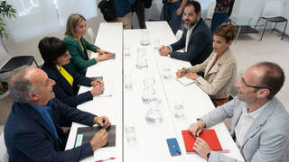 El PSOE negocia entre risas con Bildu Navarra mientras da lecciones de pactos a Feijóo