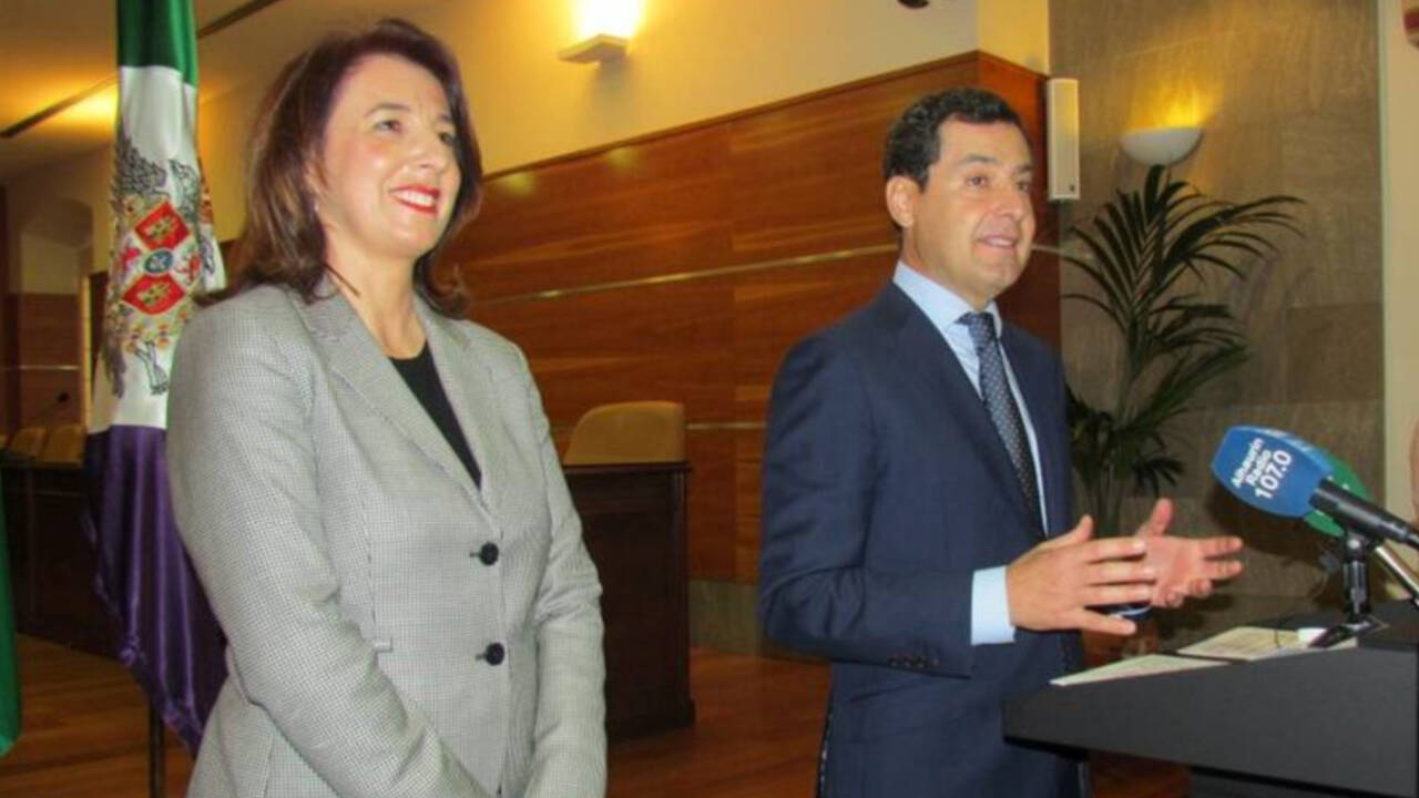 El presidente de la Junta de Andalucía y del PP-A, Juanma Moreno, junto a la alcaldesa en funciones de Alhaurín el Grande, Toñi Ledesma.