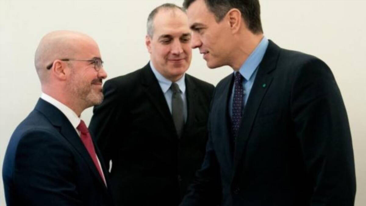 El delegado del Gobierno en Madrid, Francisco Martín, saluda al líder socialista, Pedro Sánchez.