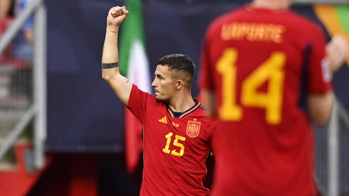 Yeremy Pino celebra su gol con España ante Italia.