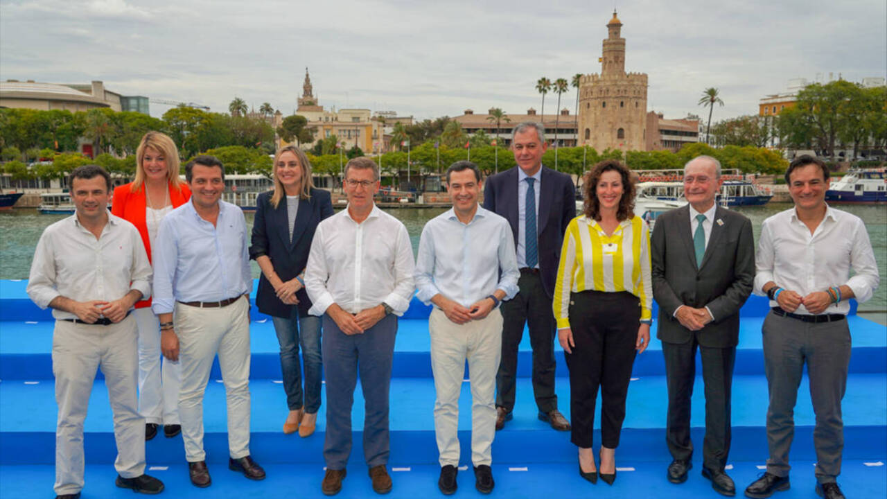 Los líderes del PP Alberto Núlñez Feijóo y Juanma Moreno junto a los futuros alcaldes populares en las ocho capitales andaluzas.