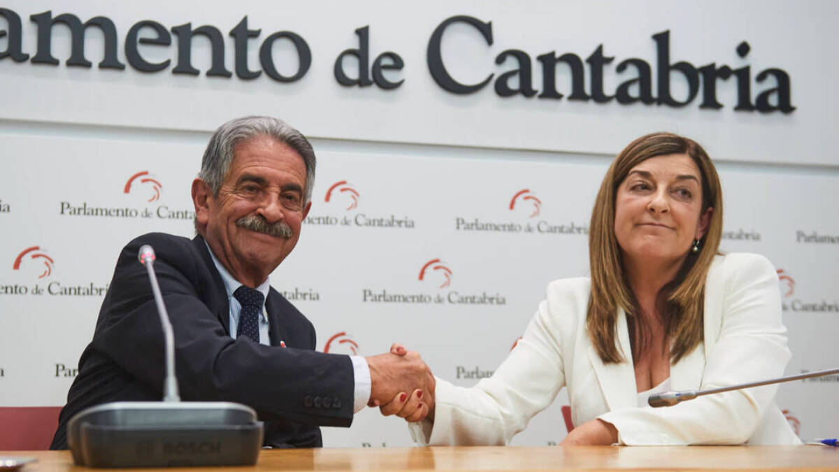 Miguel Ángel Revilla y María José Sáenz de Buruaga firman el acuerdo para que esta sea presidenta de Cantabria sin Vox.