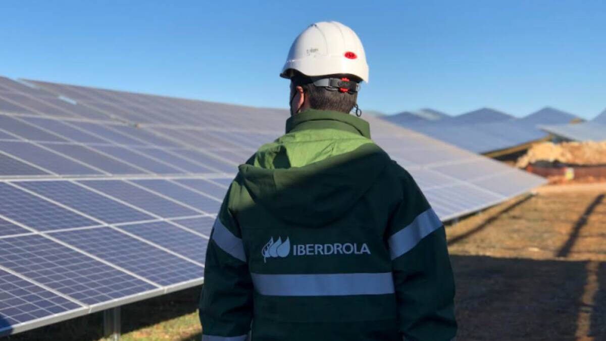 Un trabajador en una planta solar de Iberdrola.
