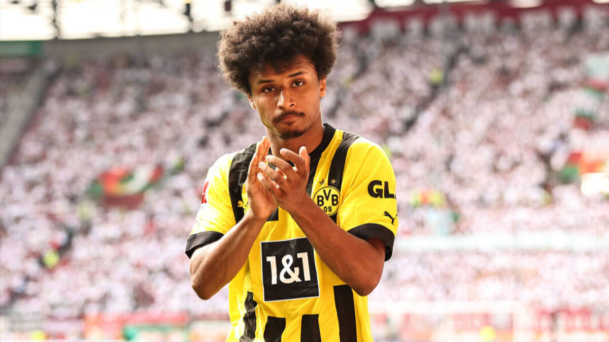 Karim Adeyemi durante un partido con el Borussia Dortmund.