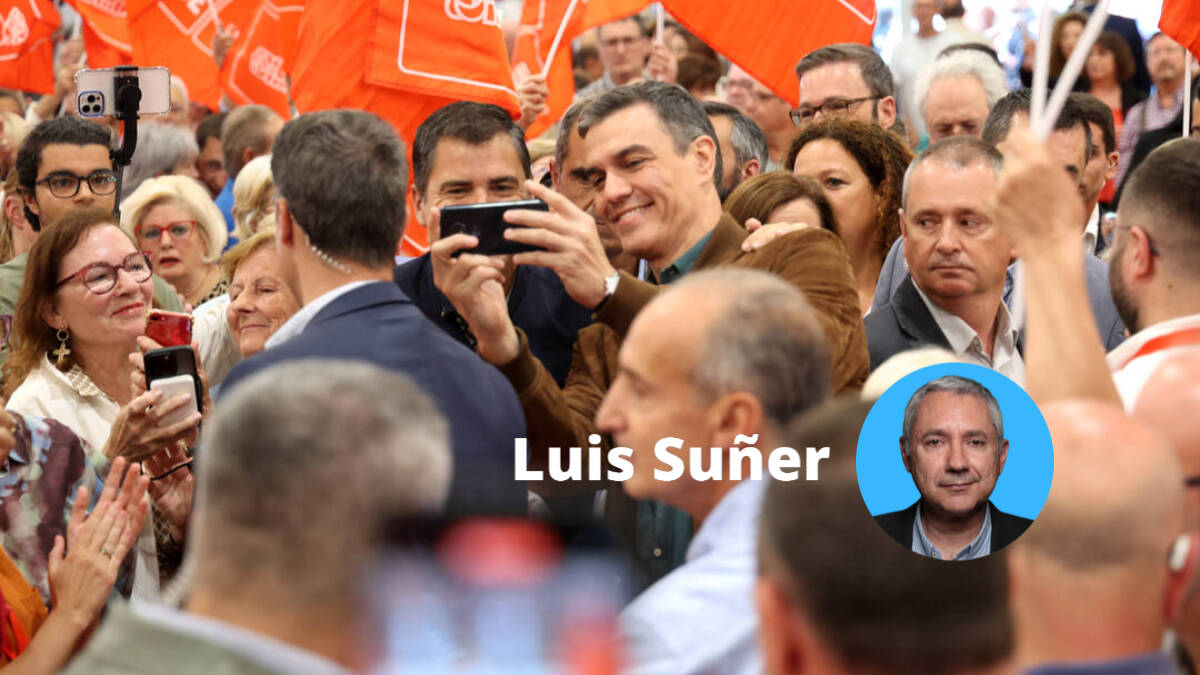 Pedro Sánchez se fotografía con uno de los asistentes a un acto del PSOE.