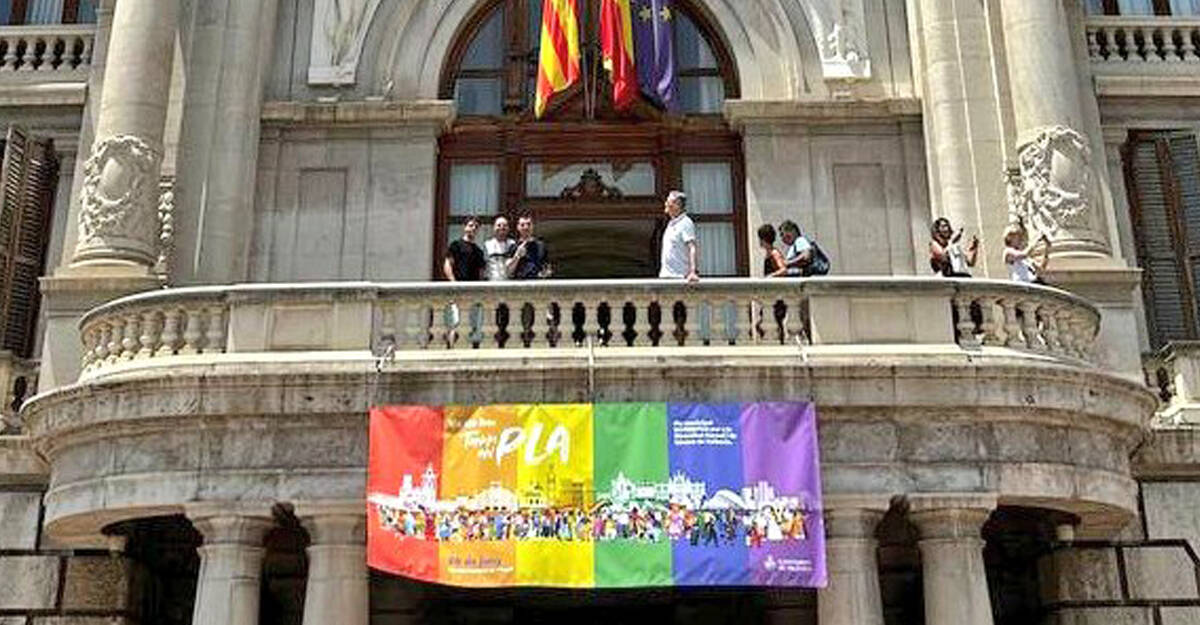 Bandera LGTB en el balcón del Ayuntamiento