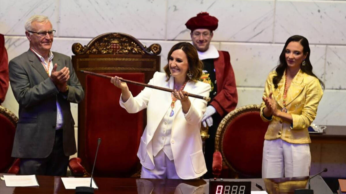 María José Catalá recibe la vara de mando