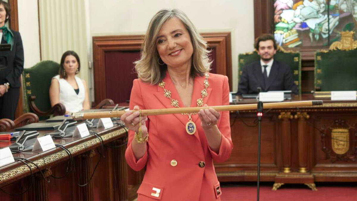 Cristina Ibarrola, candidata de UPN, posa con el bastón de mando como nueva alcaldesa de Pamplona.