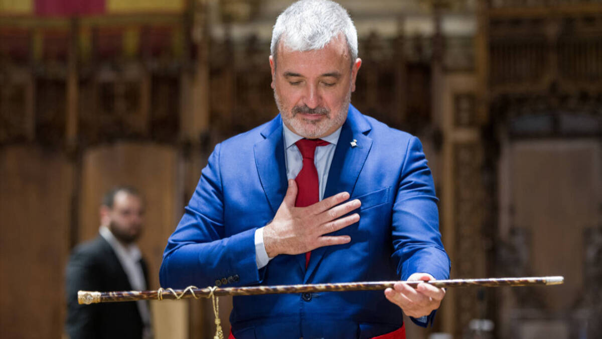 El nuevo alcalde de Barcelona, Jaume Collboni (PSC), sostiene el bastón de mando en la sesión de constitución del Ayuntamiento de Barcelona.
