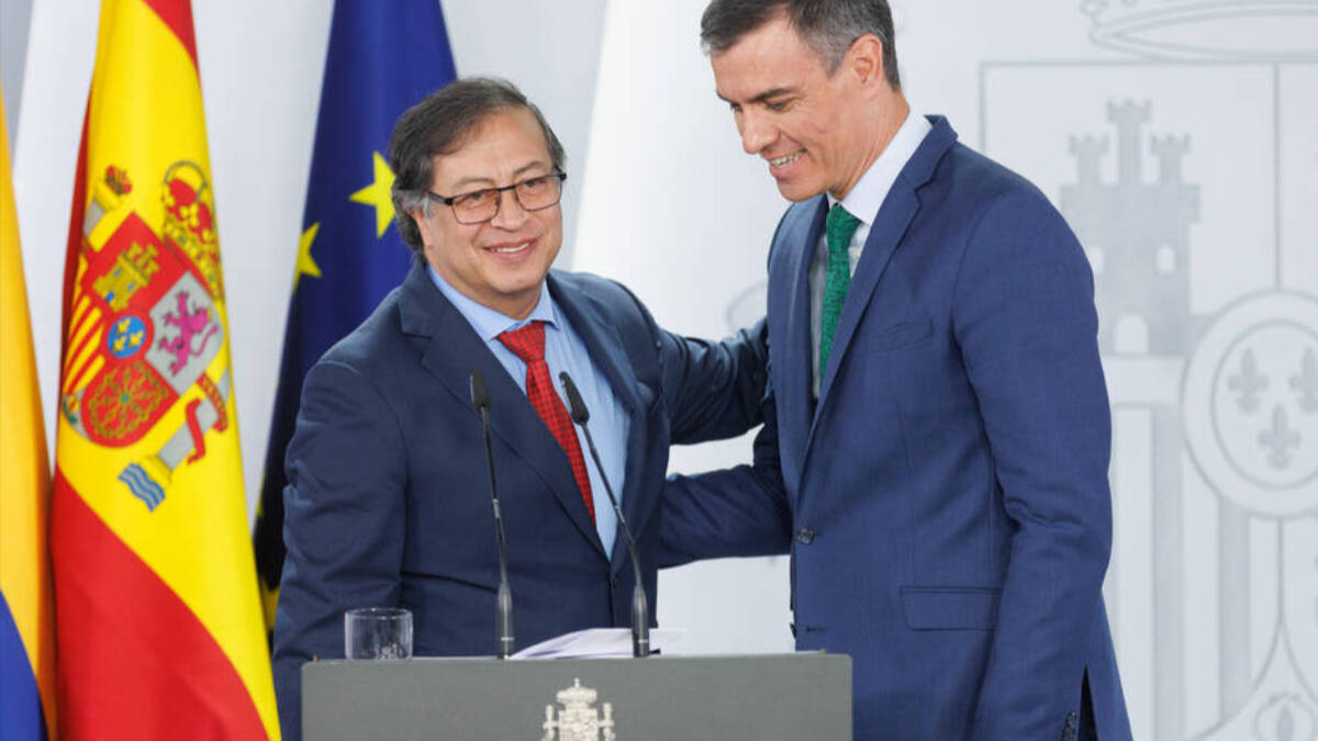 El presidente del Gobierno, Pedro Sánchez (d), y el presidente de Colombia, Gustavo Petro, durante la visita de este a España.