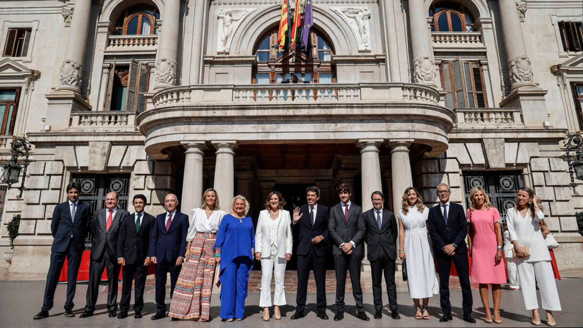 Mazón, futuro presidente de la Generalitat, con la alcaldesa de Valencia y su equipo de gobierno.