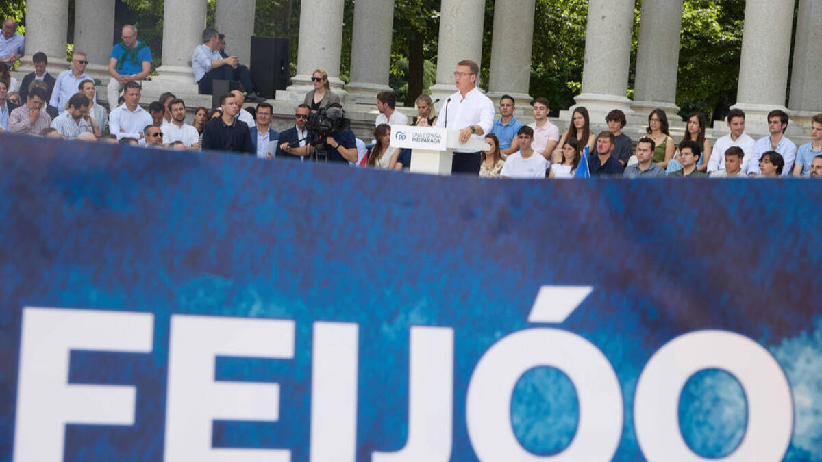 El presidente del Partido Popular, Alberto Núñez Feijóo, interviene en un acto político del PP con afiliados en el Parque de El Retiro, a 18 de junio de 2023, en Madrid.