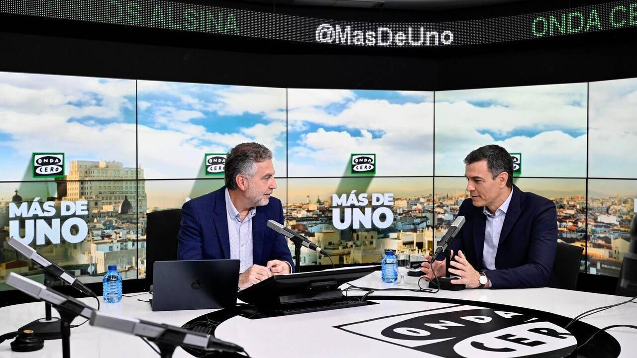 Un momento de la entrevista de Carlos Alsina a Pedro Sánchez.