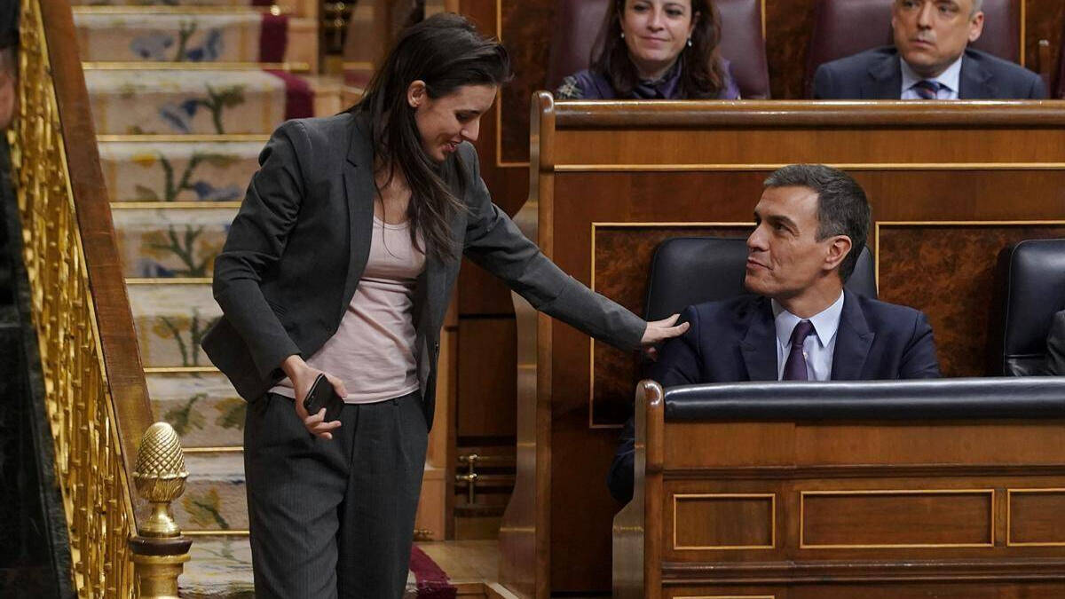 Irene Montero y Pedro Sánchez saludándose en el Congreso