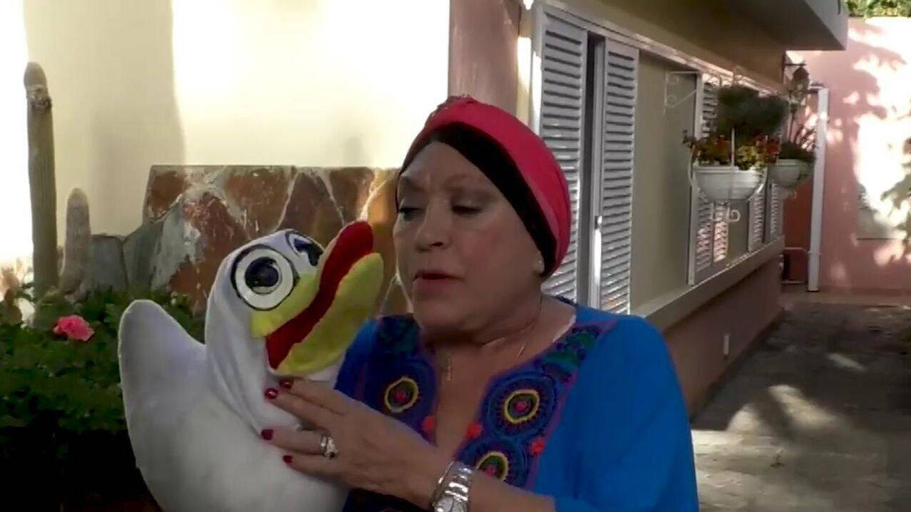 Mari Carmen, en su casa de Tenerife con su pato Nico.
