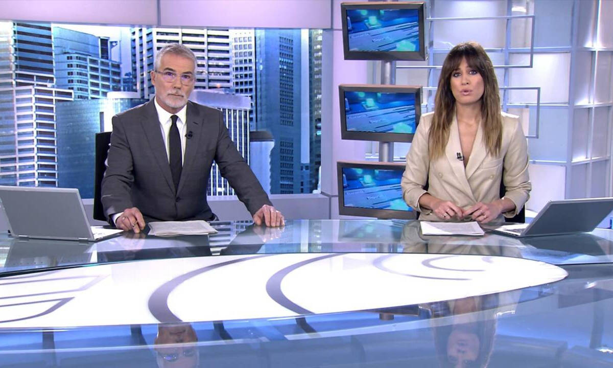 David Cantero e Isabel Jiménez, en 'Informativos Telecinco'.