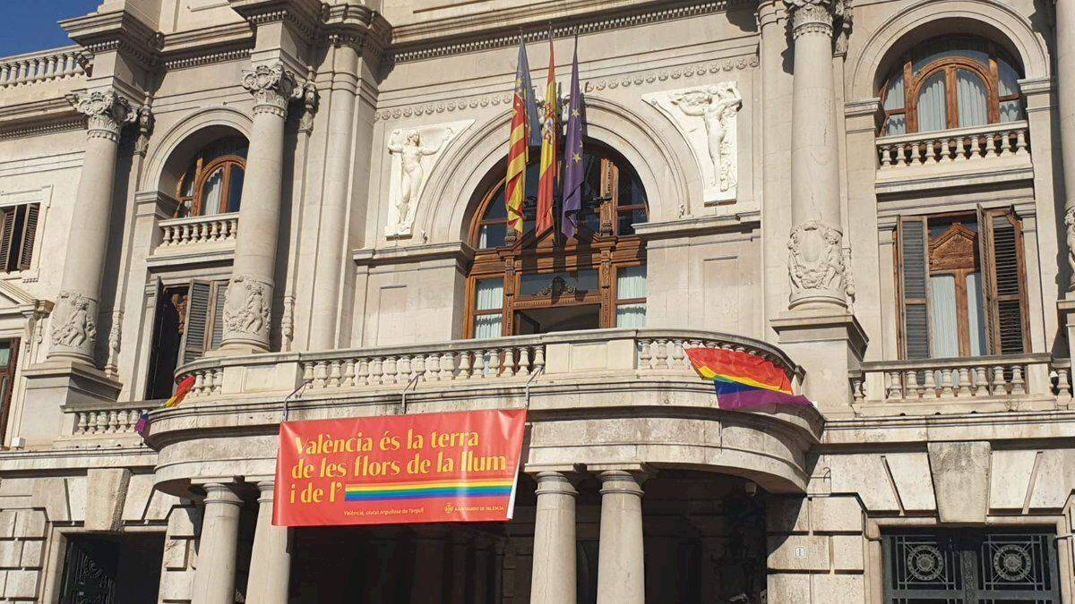Pancarta del Orgullo en otros años en el Ayuntamiento de Valencia