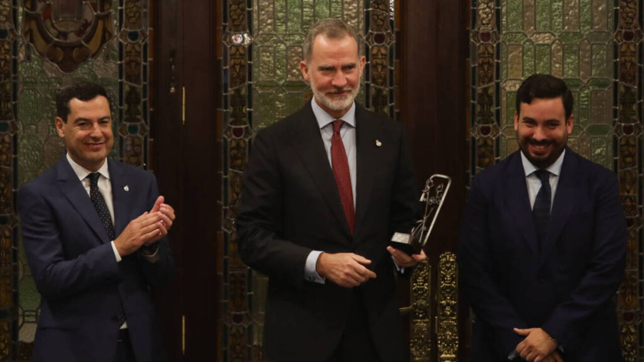 El Rey Felipe VI recibe el IX Premio Contra el Terrorismo Alberto Jiménez Becerril, acompañado por el presidnete de la junta y el hijo del matrimonio asesinado por ETA.