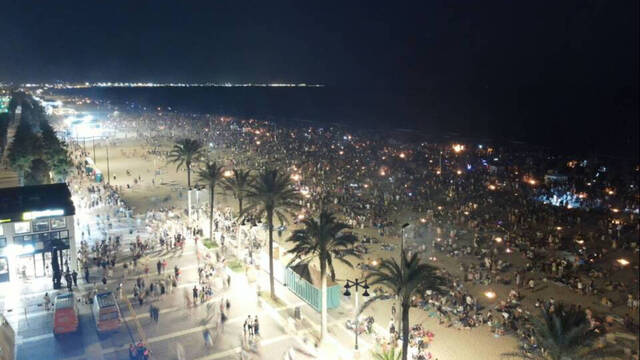 Multitudinaria noche de San Juan con más de 100.000 personas en las playas de Valencia