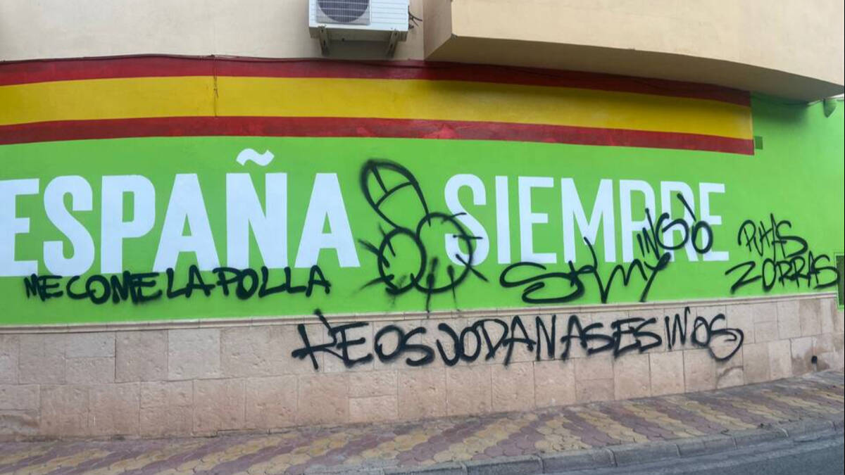 Atacan con pintadas la sede de Vox Náquera tras la polémica con la bandera LGTB