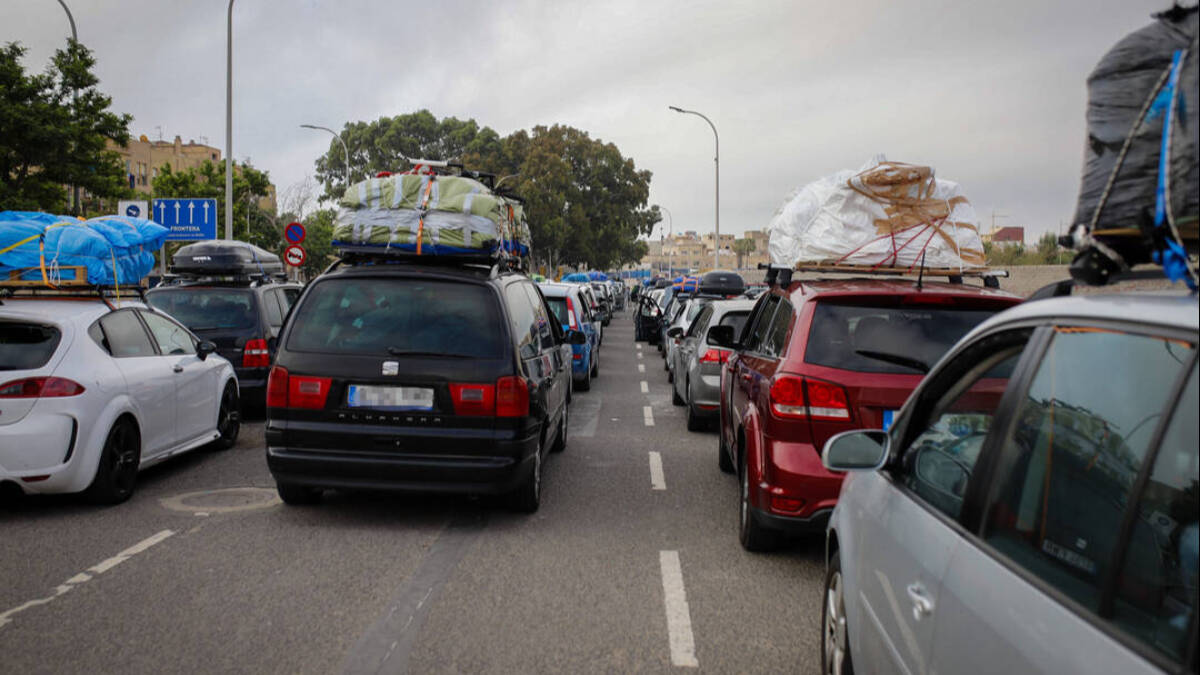 Varios vehículos cruzan la ciudad de Melilla en el paso fronterizo de Beni Ensar.