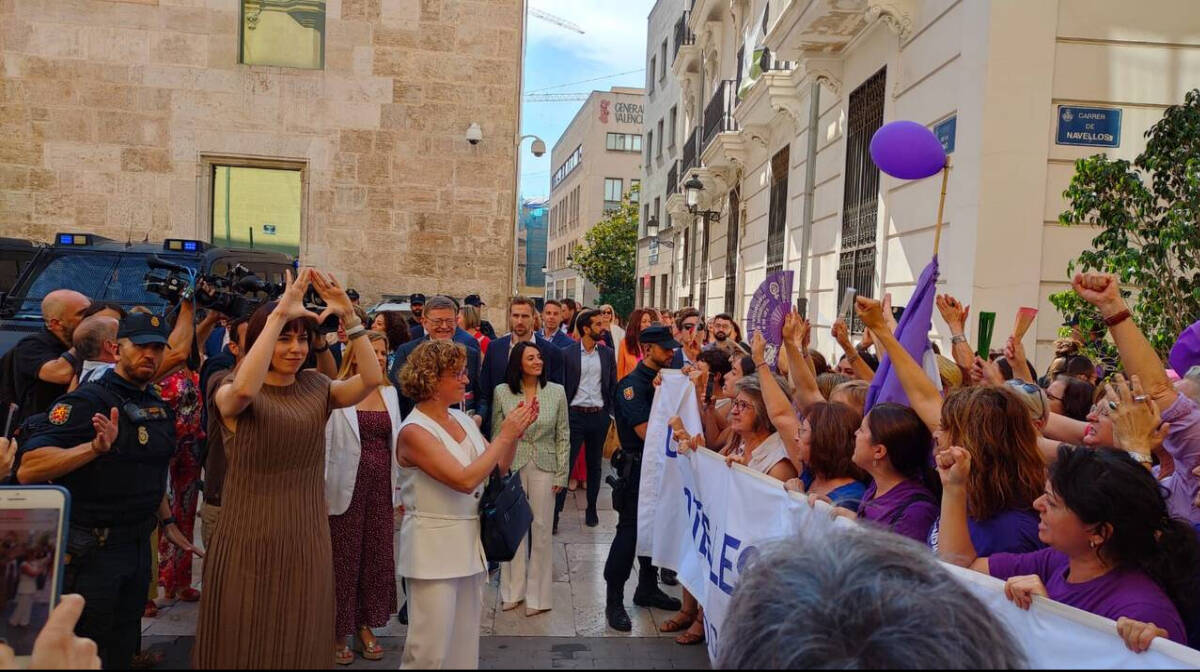 Dirigentes del PSOE ante la protesta feminista