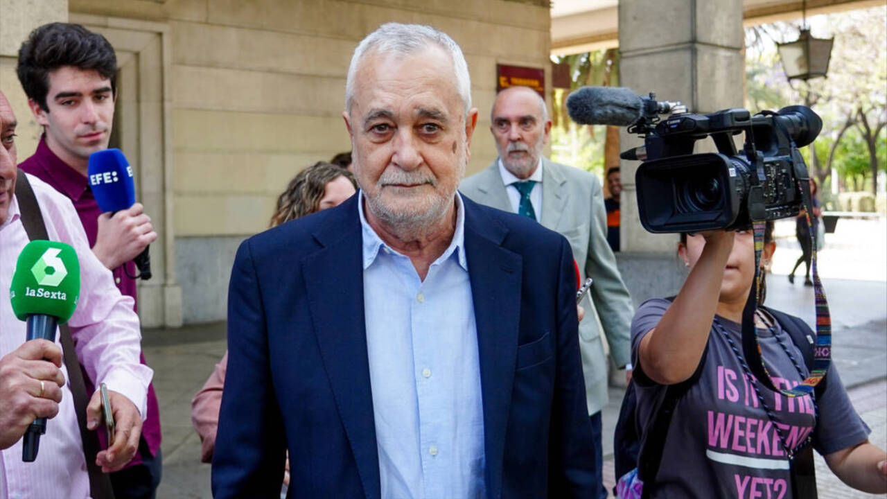 El expresidnete de la Junta de Andalucía, José Antonio Griñán, en su visita al médico forense.