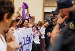 ‘Tensa’ protesta feminista en la constitución de Les Corts: “ha venido aquí a pavonearse”