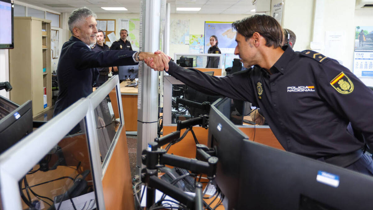 El ministro del Interior, Fernando Grande-Marlaska, saluda a un agente durante una visita a la Jefatura Superior de Policía de Baleares.