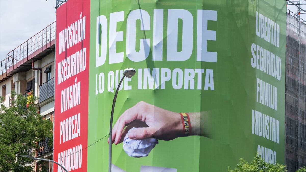 La Junta Electoral central exige a Vox que retiren la lona gigante en Madrid atacando al independentismo, al colectivo LGTBi y al movimiento feminista.