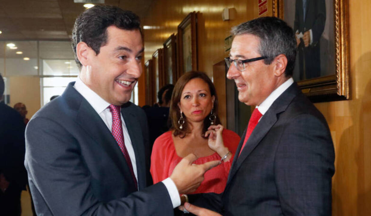 El presidente de la Junta y del PP-A, Juanma Moreno, con el presidente de la Diputación de Málaga, Francisco Salado.