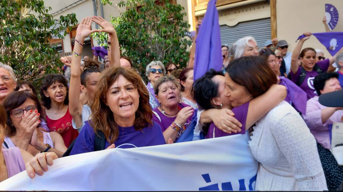 Concentración de feministas ante las Cortes Valencianas