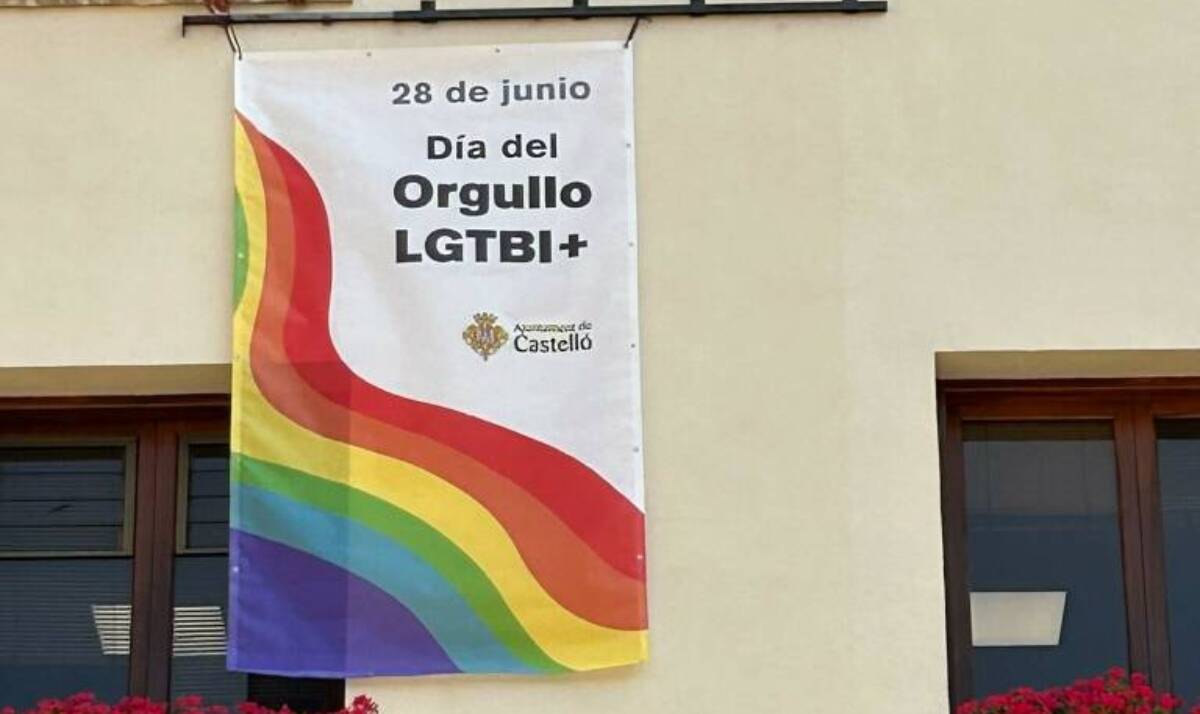 Pancarta del orgullo LGTBI colgada en el Ayuntamiento de Castellón.