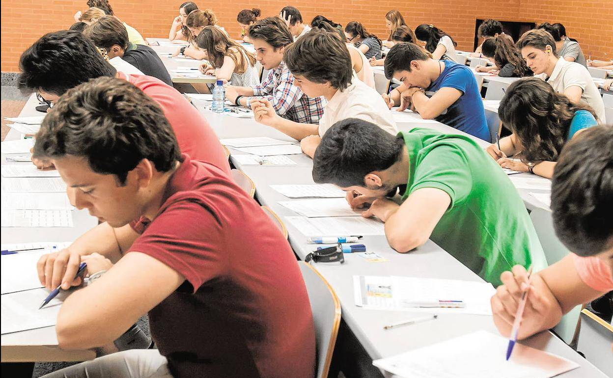 Banco Santander ayuda económicamente a 4.500 estudiantes con buenos expedientes 