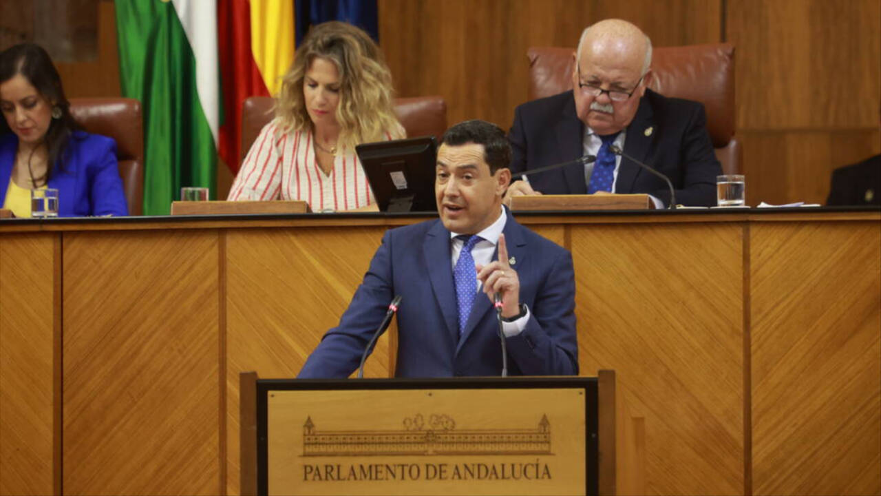 El presidente de la Junta de Andalucía y del PP-A, Juanma Moreno, en la  comparecencia en el Parlamento.