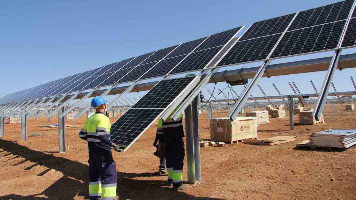 Imagen de una planta fotovoltaica en construcción de Endesa.
