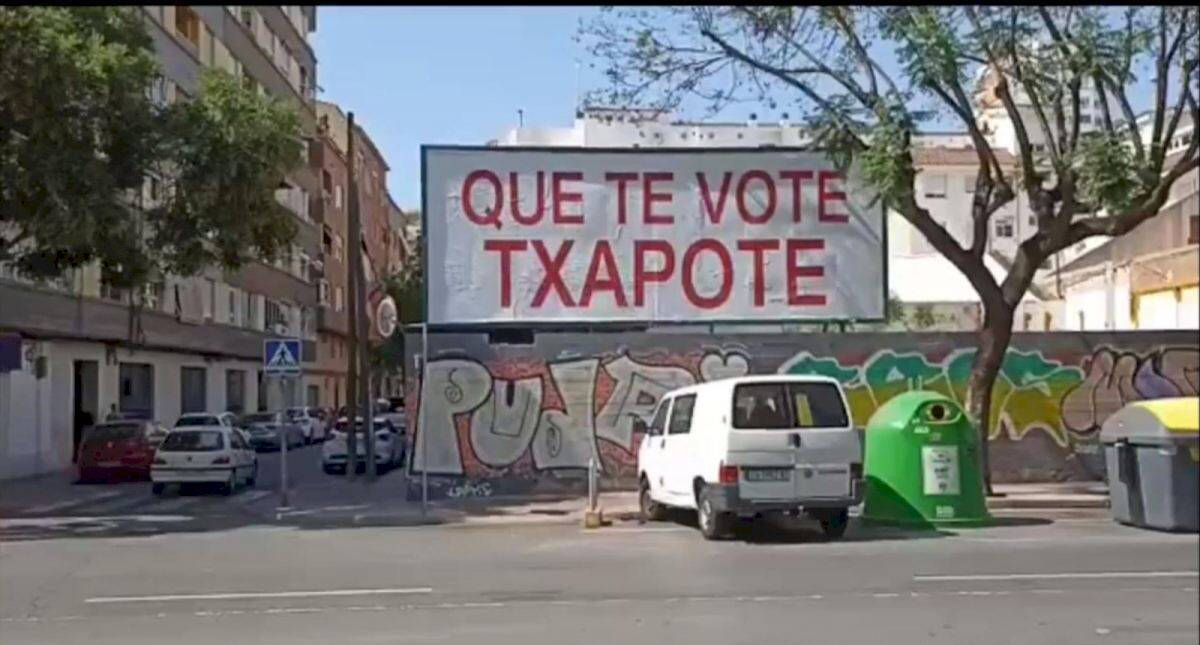 Valla de 'Que te vote Txapote' en Castellón