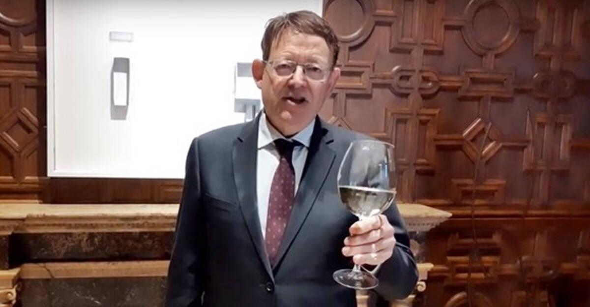 Ximo Puig con una copa de vino en el Palau