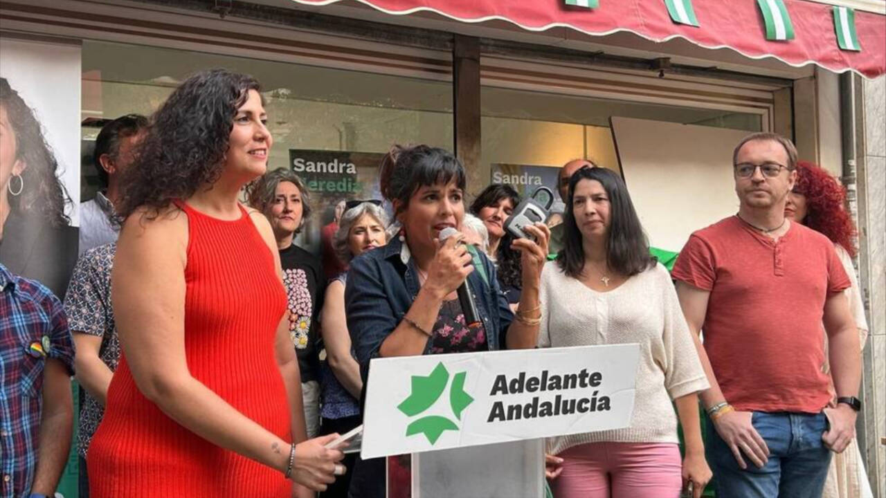 La candidata de Adelante Andalucía el 28M, Sandra Heredia, ahora asesora del Ayuntamiento de Sevilla, junto a Teresa Rodríguez.