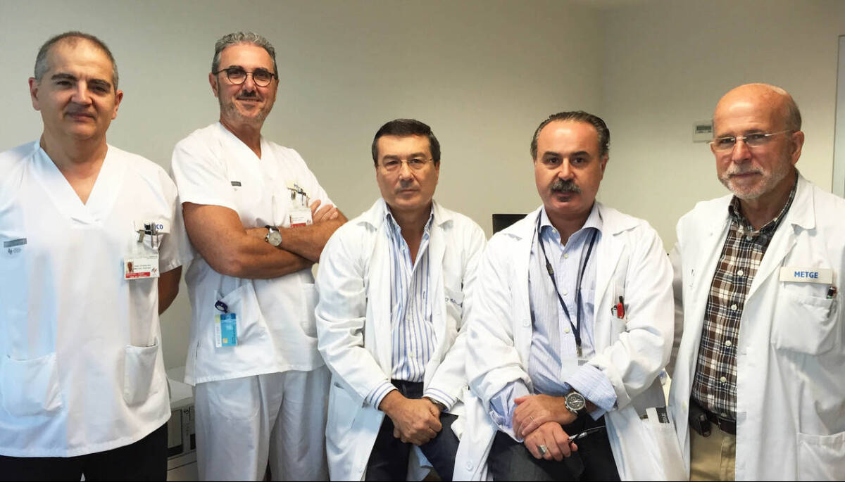 Marciano Gómez (centro) con otros médicos